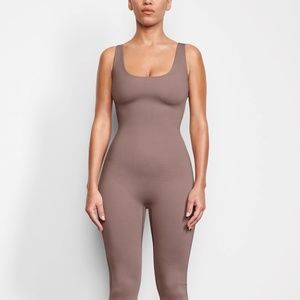 SKIMS ALL-IN-ONE SCOOP NECK ONESIE - Umber Color